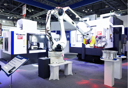 현대위아 공작기계와 로봇이 원격 시스템을 통해 스마트 제조 공정을 실현하는 모습.  현대위아 제공